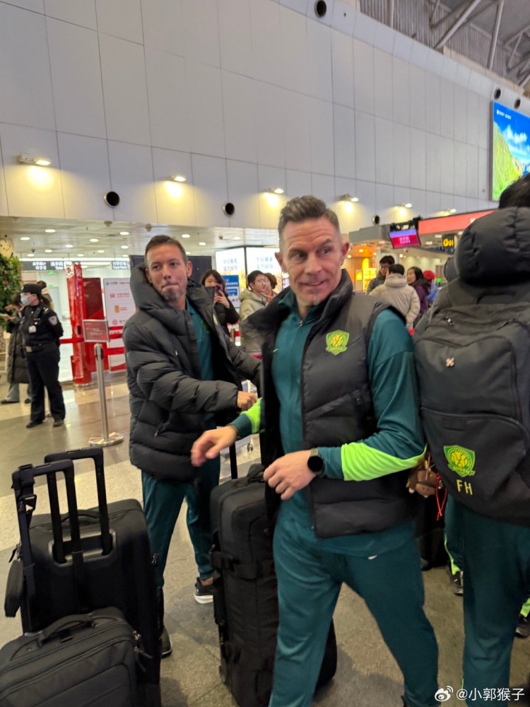 江南体育平台江南体育app-球迷晒照：原成都蓉城教练汉斯、罗德里戈随北京国安出发冬训